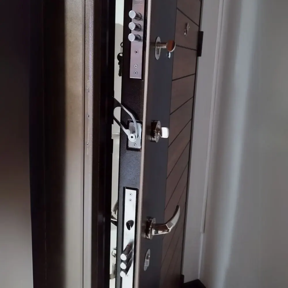 Mécanisme multipoints d'une porte blindée installée à La Défense